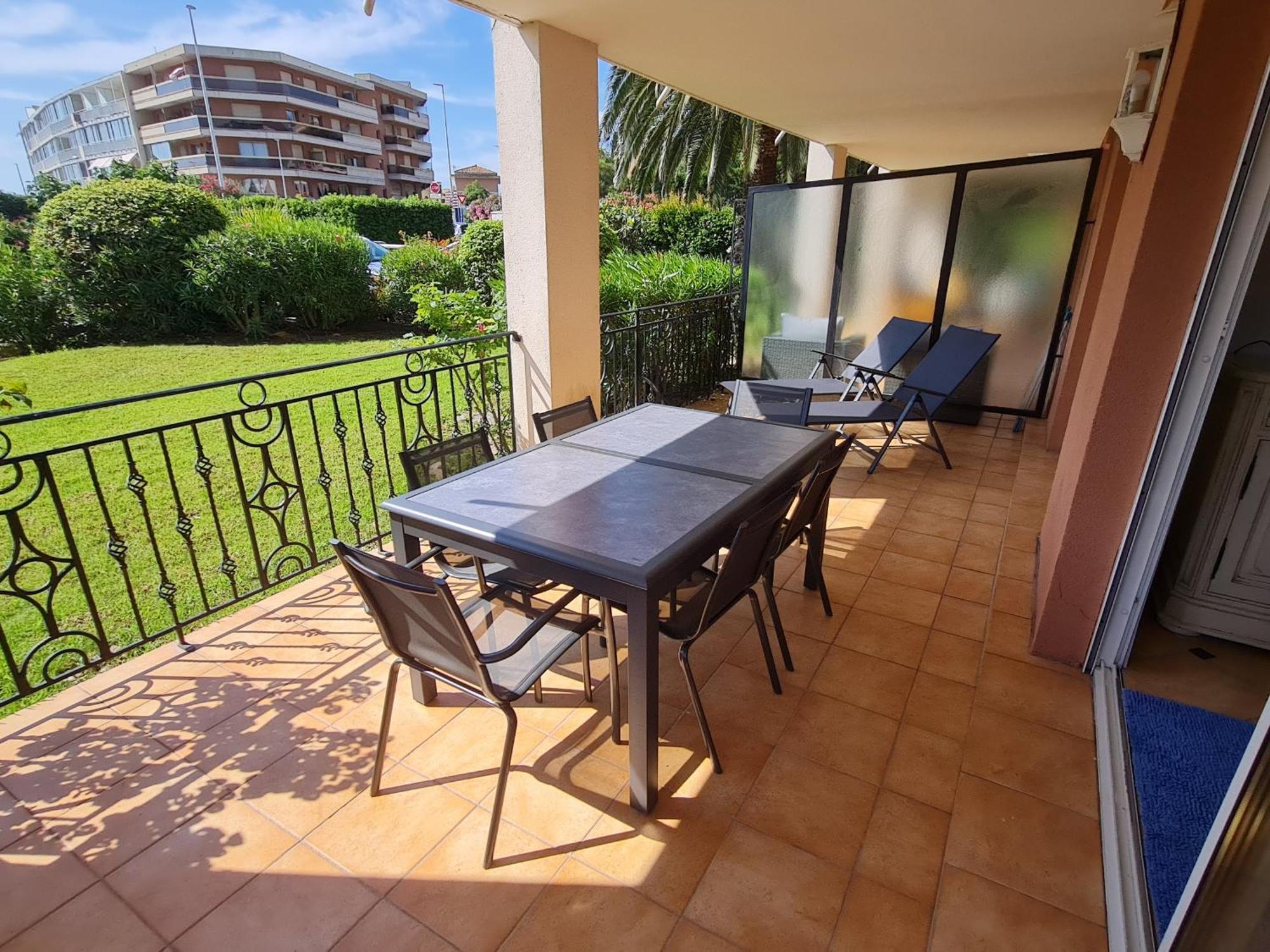 T3 Climatise En Rez-de-jardin, Piscine, Et Centre-ville A Pied - 6 Pers, Ste Maxime - Fr-1-780-42 *